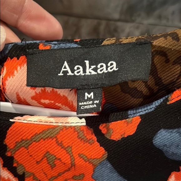 Aakaa Medium Floral Long Sleeve Top - Picture 2 of 10